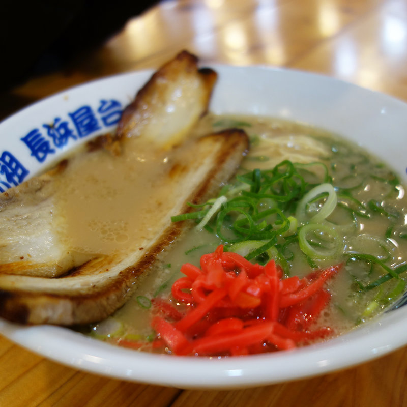 デカチャーシューラーメン(名物元祖長浜ラーメン 長浜屋台)