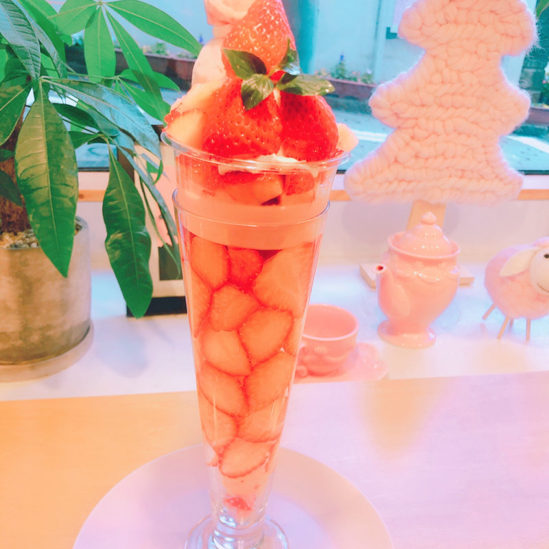 いちごムースカップパフェ（ドリンクバー付き）(Cafe de Peru)