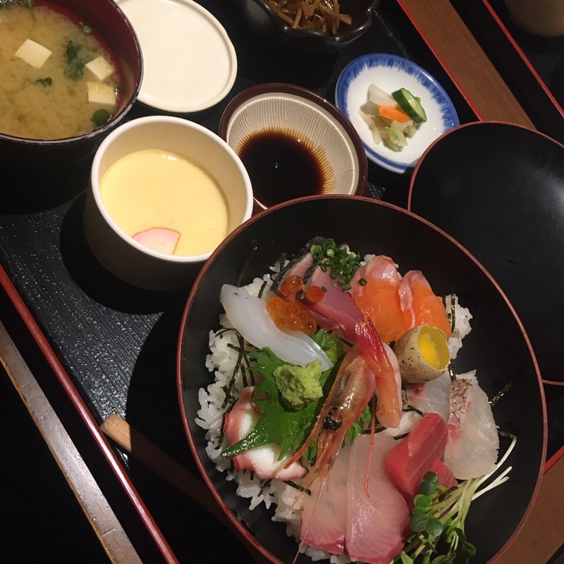 海鮮丼(小鉢・茶碗蒸し・みそ汁・漬物付き)(はかたや木鶏 )
