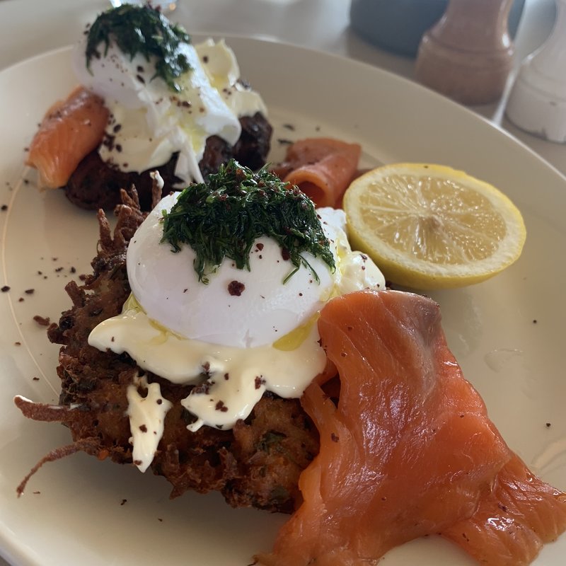 ポテトとフェタのロスティ、サワークリーム -  グラブラックスサーモン、ポーチドエッグ(bills 表参道)