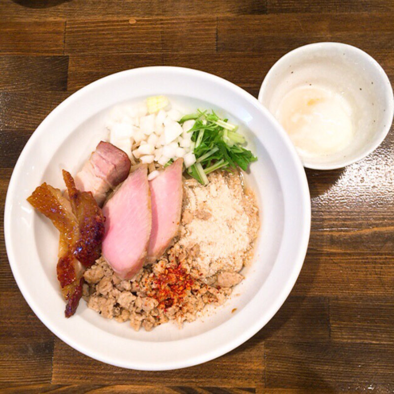 燻製肉とチー油のまぜそば(麺や一芯)