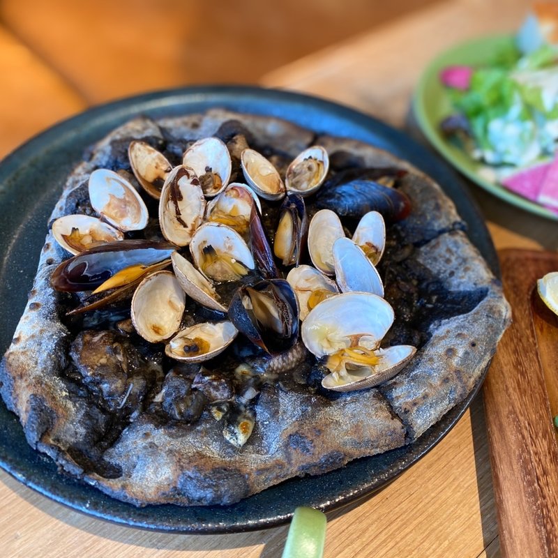 黒のピッツァ(薪窯 PIZZA・CAFE NORTH GARDEN 万博公園店)