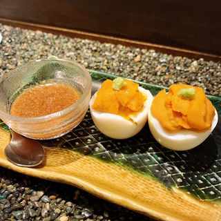 雲丹アンダー・ザ煮卵(饂飩酒場もちこし)