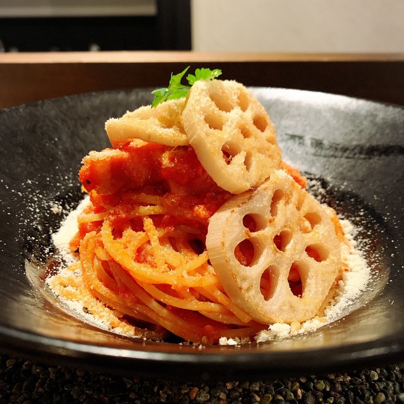 厚切りベーコンと蓮根のトマトパスタ(饂飩酒場もちこし)