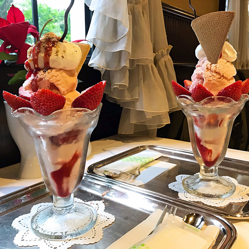 苺パフェ(オーストリッヒカフェウィーン )