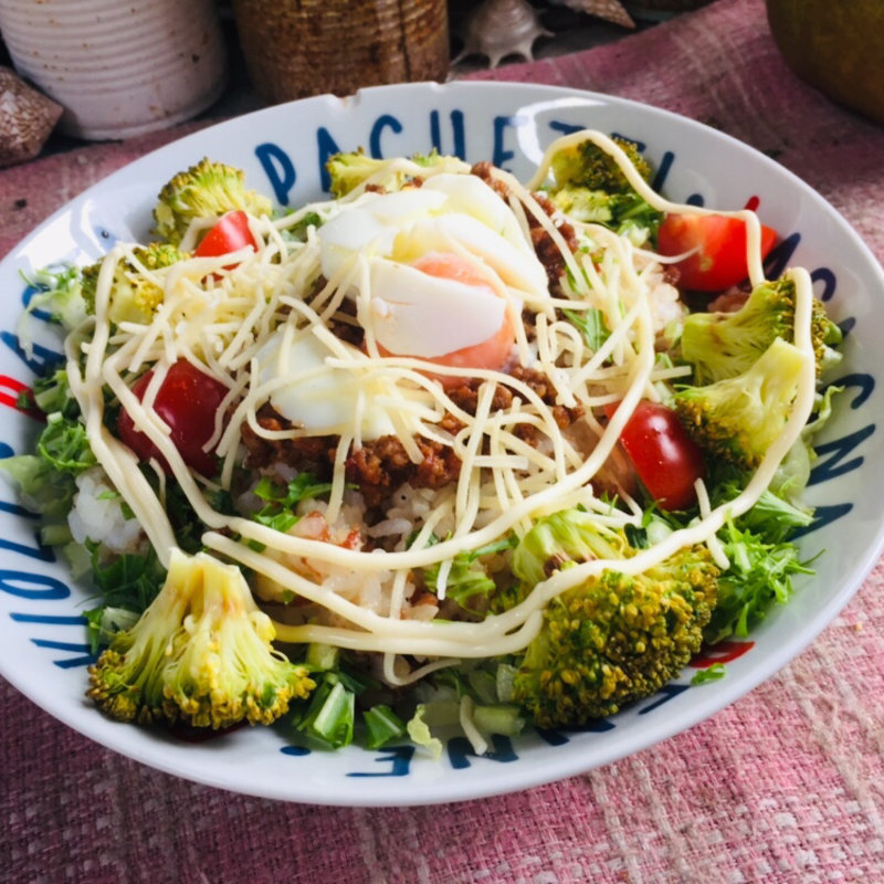 半熟玉子とブロッコリーの小エビタコライス(BOXX Coffee & X-presso)