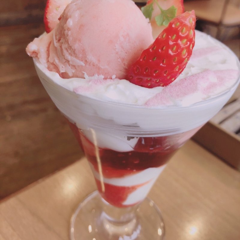 苺のご褒美パフェ(ココス)