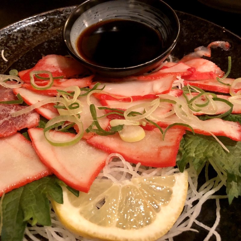クジラ刺身の生姜醤油(ラーメン居酒屋 稀鳥屋)
