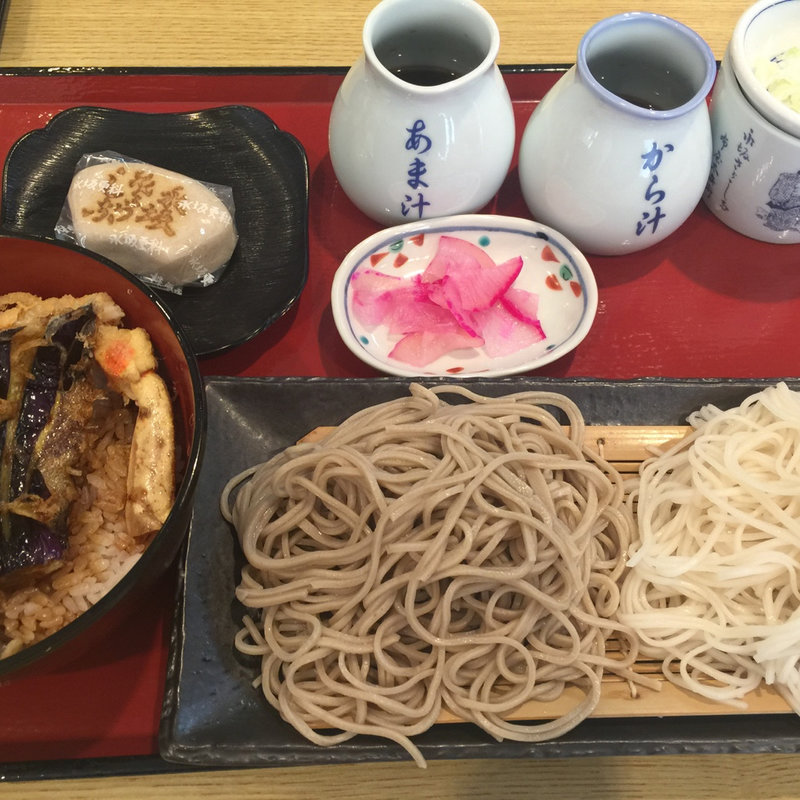 二色天ざるそば(永坂更科 布屋太兵衛(ながさかさらしなぬのやたへえ) 麻布総本店)