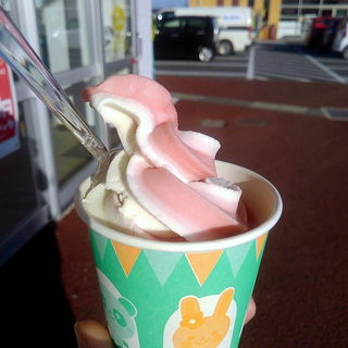 ソフトクリーム　いちごバニラ(松葉商店 北上アピア店)