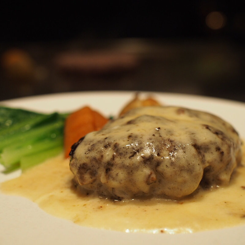 黒タン手ごねハンバーグ(北新地 EMOI)