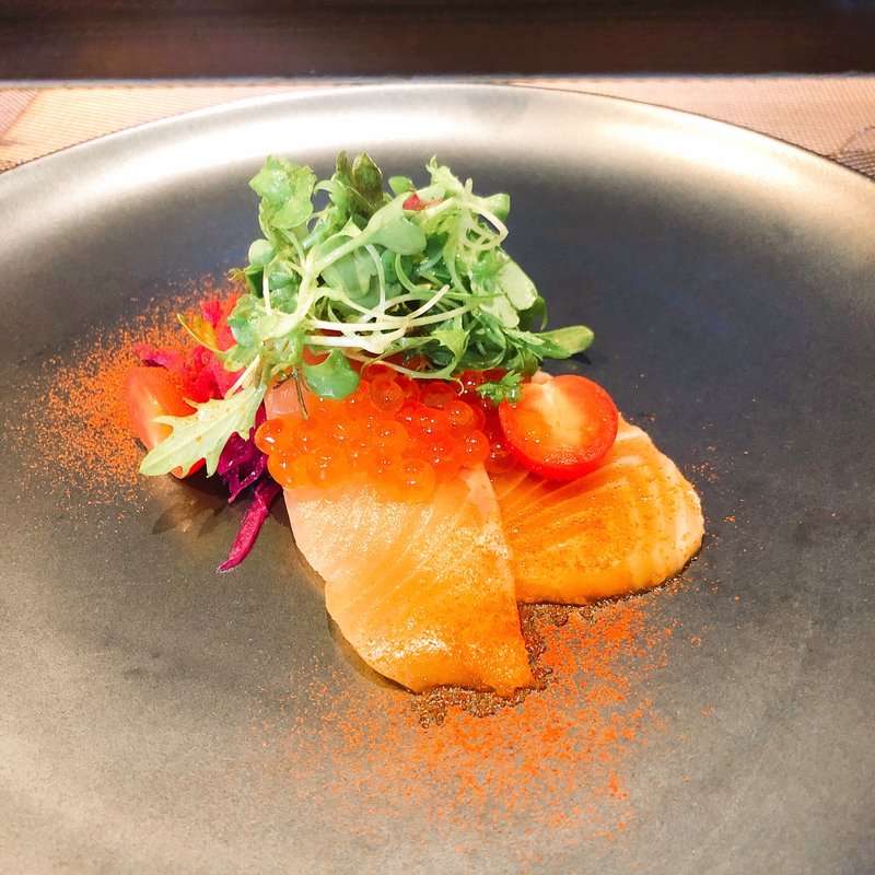 スモークサーモンのサラダ　いくらをのせて(lien)