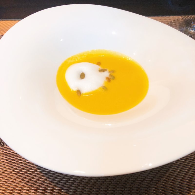 カボチャのポタージュ　トリュフの泡をのせて(lien)