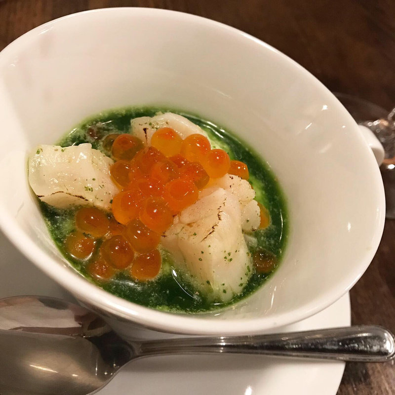 活け帆立の炙りとイクラ、蕪のムース(FABBRO)