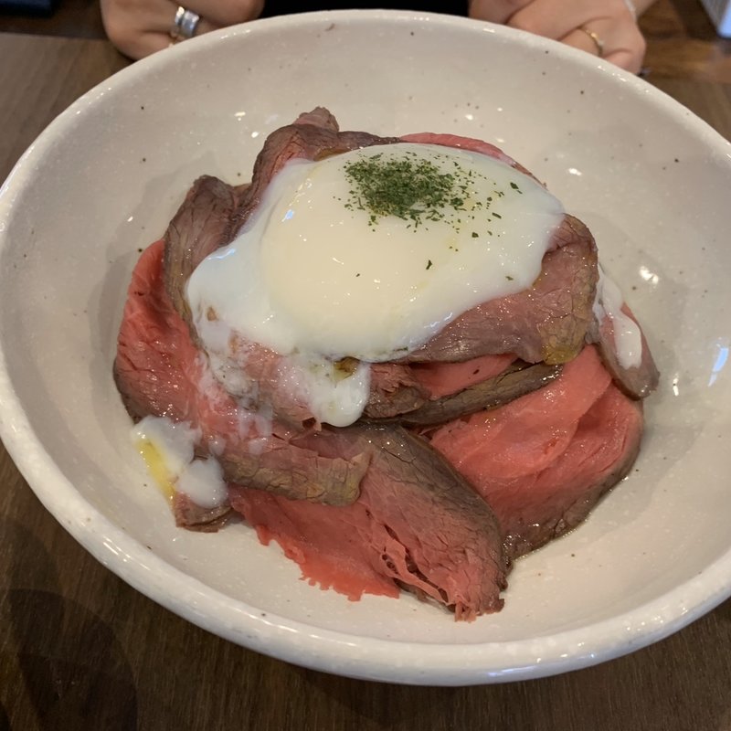 ローストビーフ丼(大衆肉ビストロ Ｍｅａｔ ＵＲＡＮＯ)