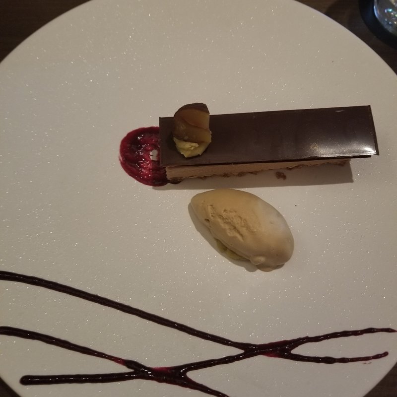 和栗のショコラミルフィーユカシスソースと紅茶のアイス添え(カフェ＆ダイニング ゼルコヴァ)