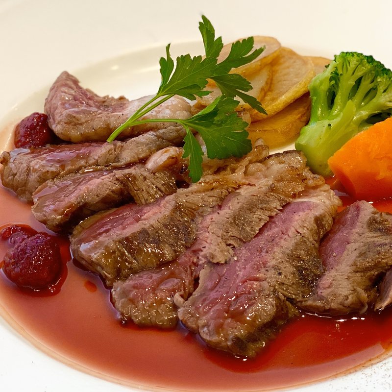 牛いちぼ肉のタリアータ フランボワーズソース(神戸屋レストラン 調布ヶ丘店)