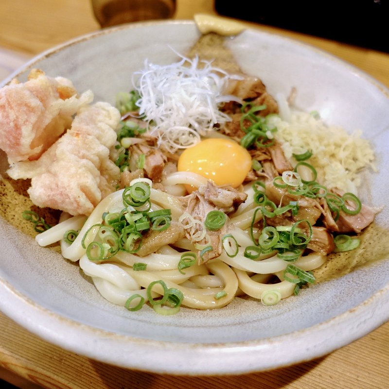 豚の角煮うどん　釜玉風（冷）(やおき)