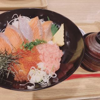 サーモン親子丼(築地食堂源ちゃん マークイズみなとみらい店)