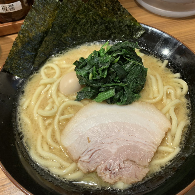 とんこつ醤油ラーメン(横浜家系ラーメン壱角家 上野店)