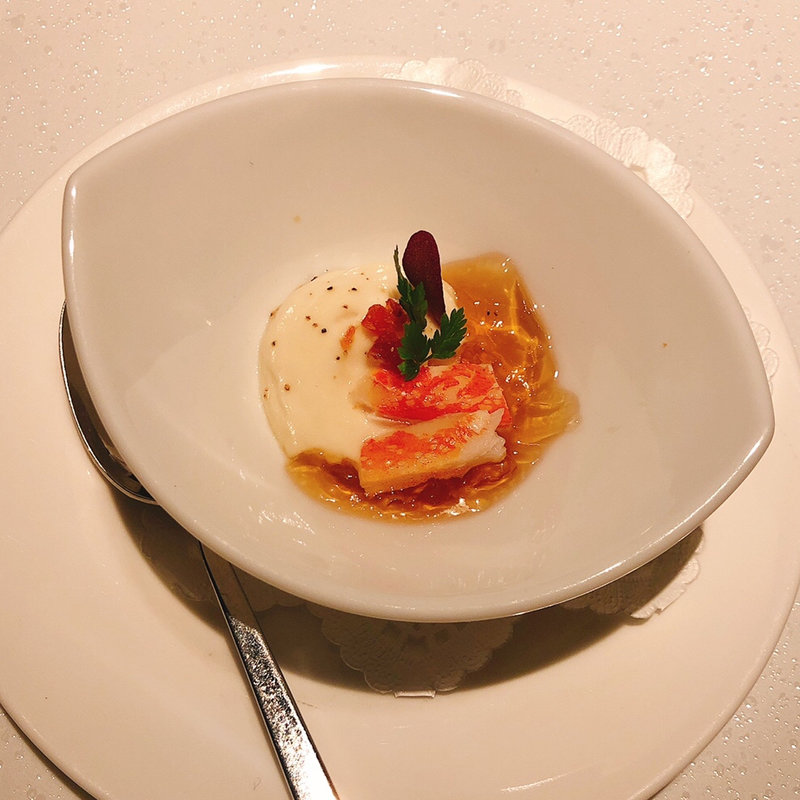 北海毛蟹とカリフラワーのエスプーマ コンソメジュレ(ラ テール / LA TERRE)