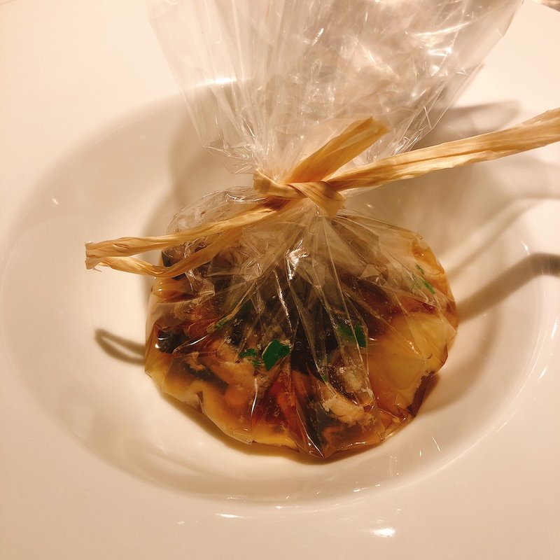 ホロホロ鶏とキノコ  コンソメスープ仕立て カルタファタ包み(ラ テール / LA TERRE)