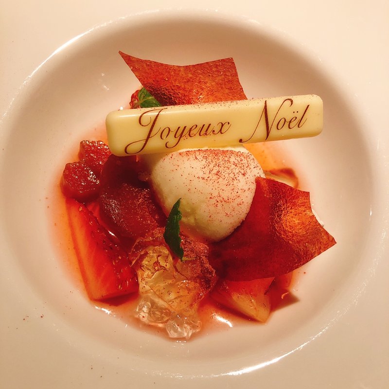 あまおうとルバーブのスープ仕立て ヨーグルトのソルベ(ラ テール / LA TERRE)