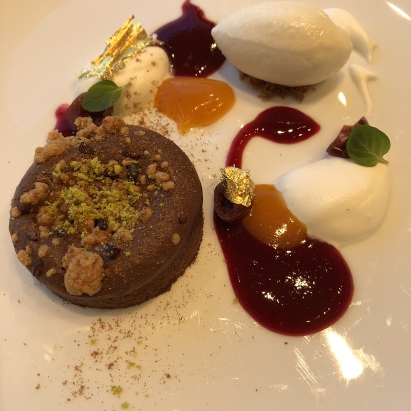 フォンダン・ショコラ　パンデピスのソースを閉じ込め、 ブランマンジェのグラスとグリオットのクーリを添え、フォレノワールのイメージで(ナベノイズム)