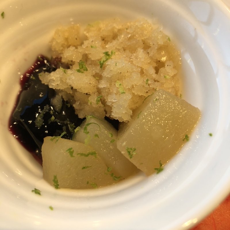 山形県産「ラ・フランス」、アニスエトワールと共にコンポート スパイス香るヴァン・ショーのジュレとのハーモニー(ナベノイズム)