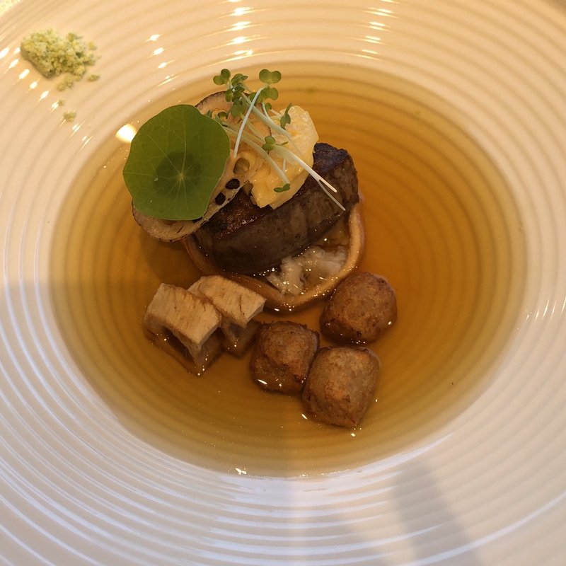 国産牛フィレ肉をV.C.C.調理 カンボジア産生黒胡椒ペーストをぬり、 金沢川端蓮根のデクリネゾン、蓮の実と黒胡椒のコンソメアンフュージョン 極上コニャックの豊潤な香りと共に(ナベノイズム)