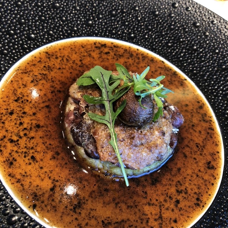 フランス ブレス産ピジョン　キュイスとアバをコンフィにしてから、 石川県五郎島金時芋と共にアッシェ・パルマンティェ仕立て 岐阜県熟成みりんとマデラ酒、黒トリュフのソース アンディーブとフルムダンベールのフォンダン、燻したクルミ、紅玉林檎のサラダを添えて(ナベノイズム)