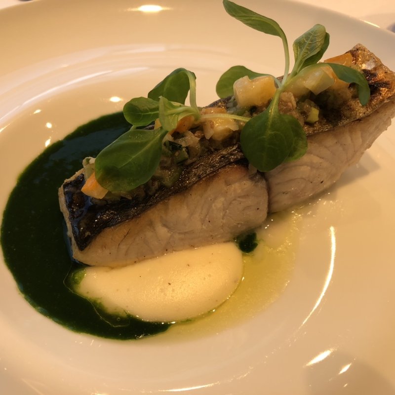 天然サワラ、米粉を付け皮付きでミキュイにポワレ 高山にんにくのムースリンヌ、アンチョビとケイパーのコンディモンを添え 江戸伝統野菜小松菜のクーリソース(ナベノイズム)