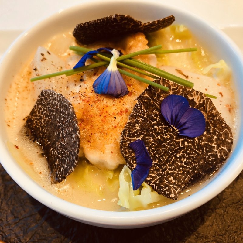 真ダラのコンフィと白子のポワレのハーモニー 千住葱、ちりめんキャベツ、塩ダラのブイヨンと共にココット仕立て 黒トリュフを散らし、パセリのスポンジパンと共に(ナベノイズム)