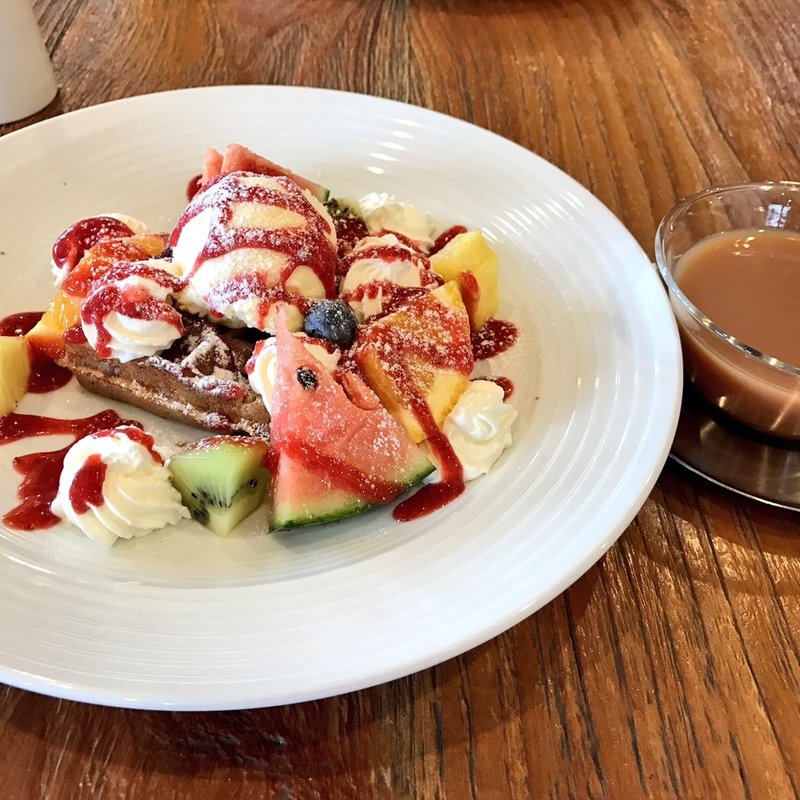 季節のフルーツのスペシャルワッフル(cafe ＆ lifestyle MOKU)
