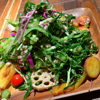 オーガニックケールと彩り野菜のサラダ(居酒屋キャリフォルニア )