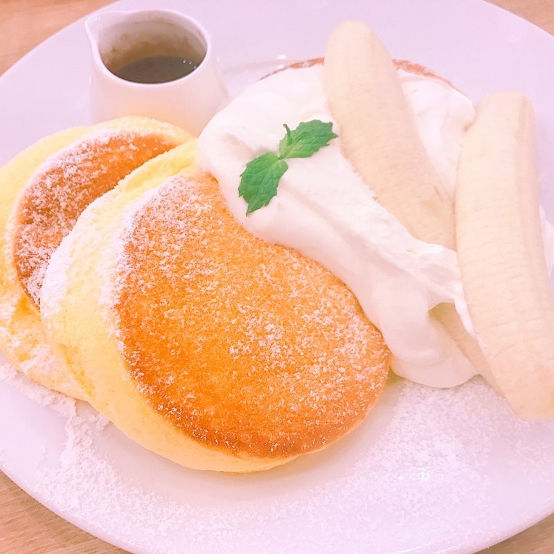 バナナホイップパンケーキチョコソース添え(幸せのパンケーキ 大宮店)