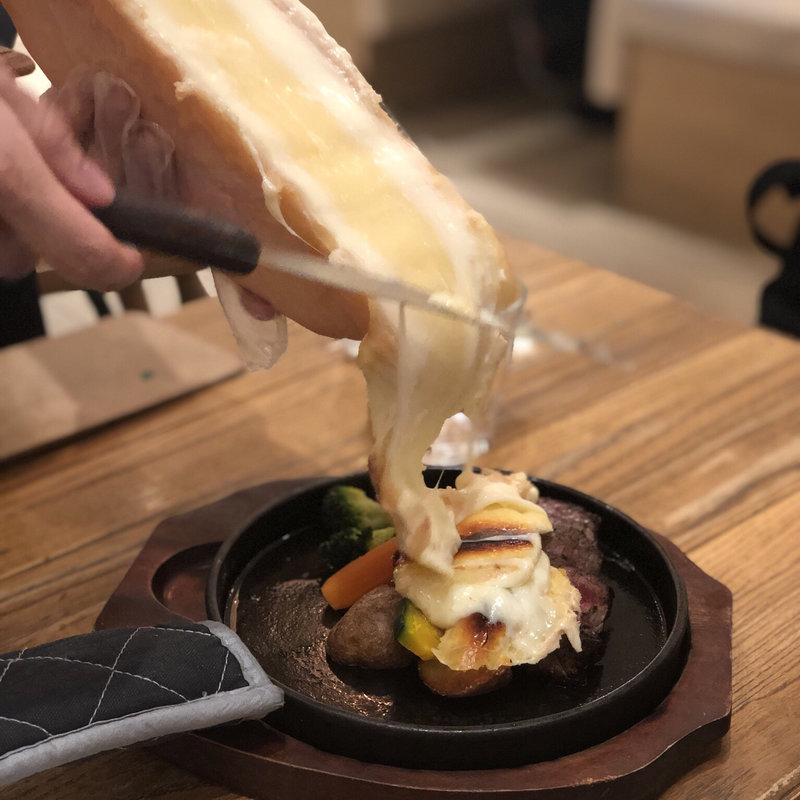ラクレットチーズステーキ(CHEESE CRAFT WORKS ダイバーシティ東京プラザ)