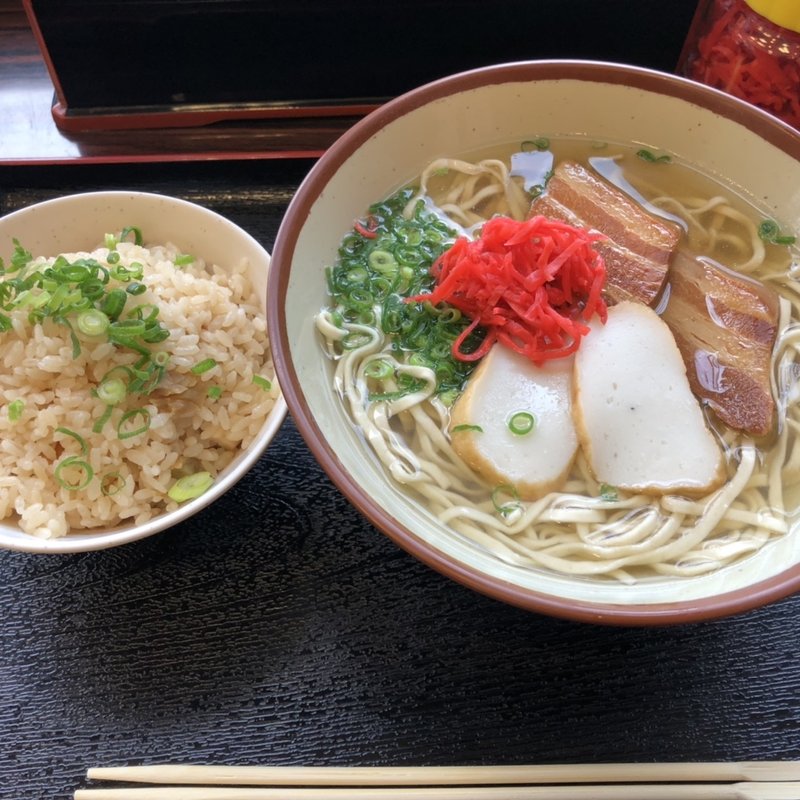 沖縄そば（中）(識名そば)