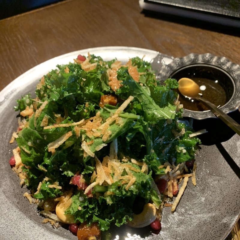 ドライフルーツ&ナッツとキヌアのケールサラダ(CARVAAN)