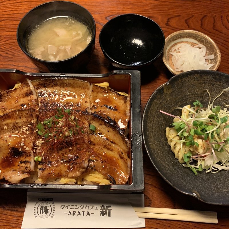 ピリ辛豚重(ダイニングカフェ　新 )