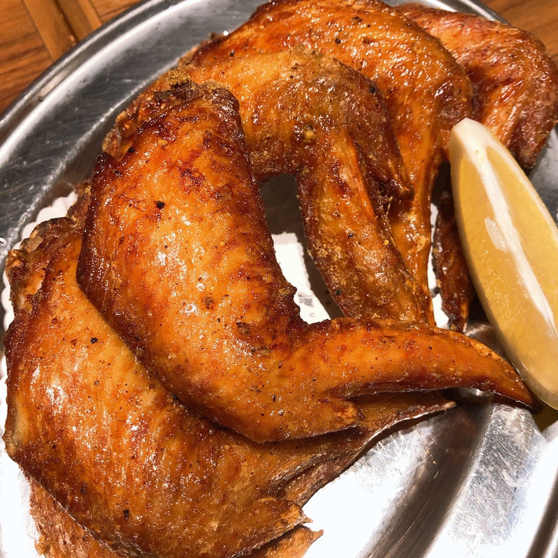 若鶏の手羽先揚げ(怪獣酒場 新橋蒸溜所)