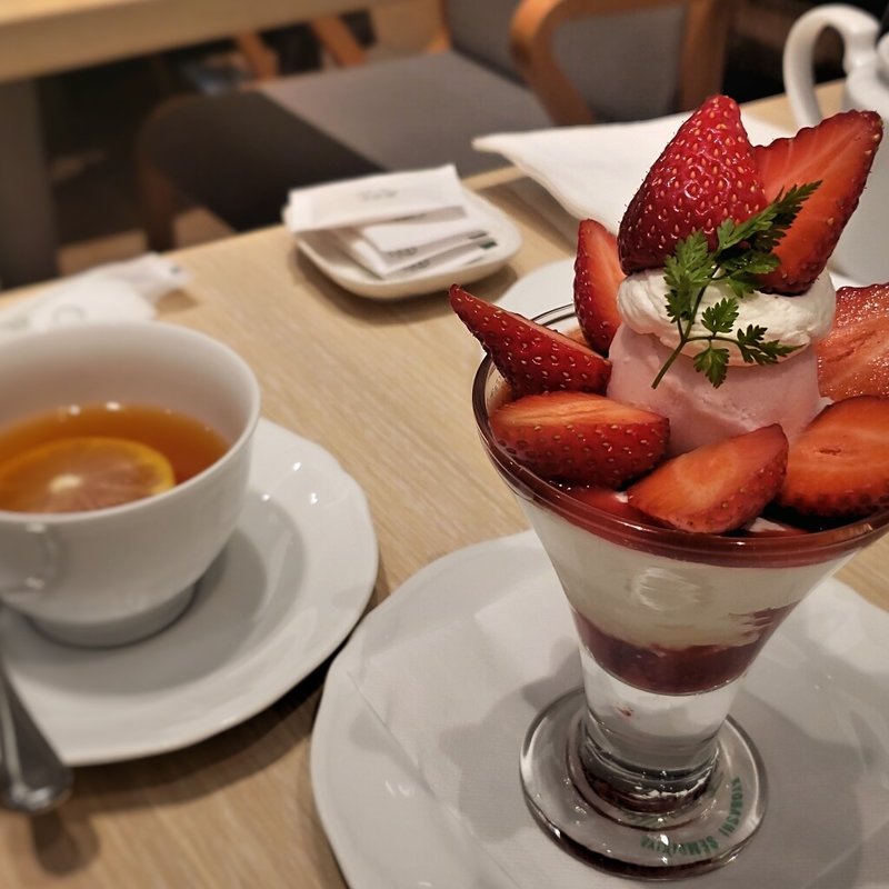 苺のハーフプラスパフェ（セットドリンク付き）(京橋千疋屋
