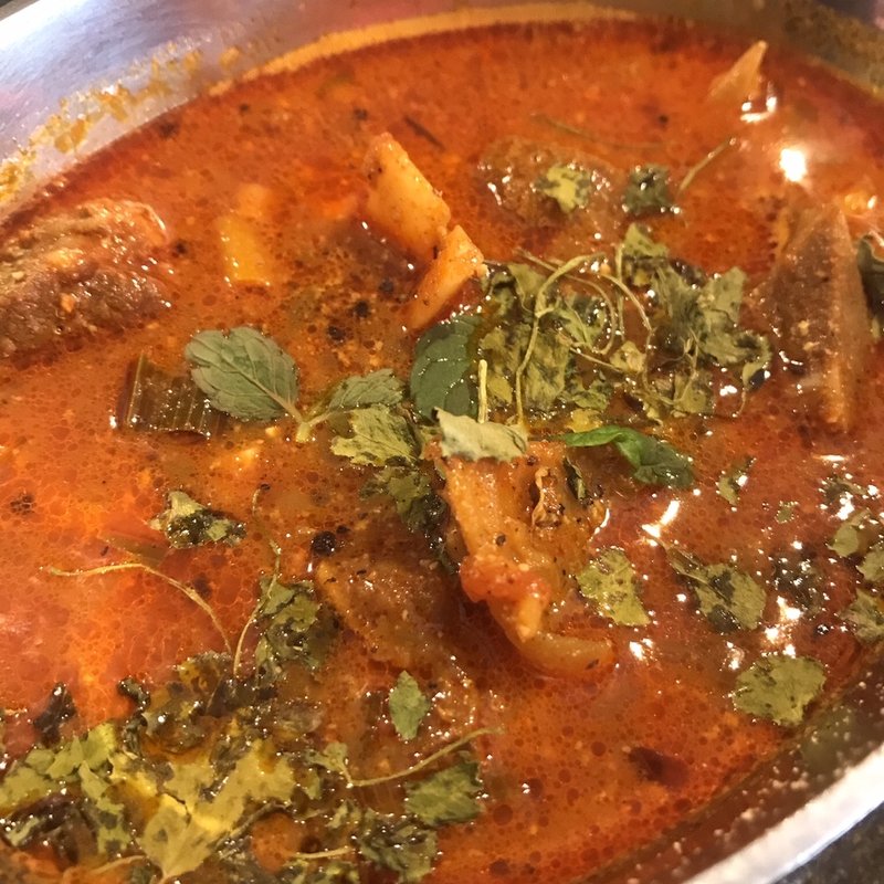 骨付き山羊カレー(大衆スパイス酒場 ニューヤスダヤ)