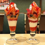 北海道ソフトのいちごパフェ