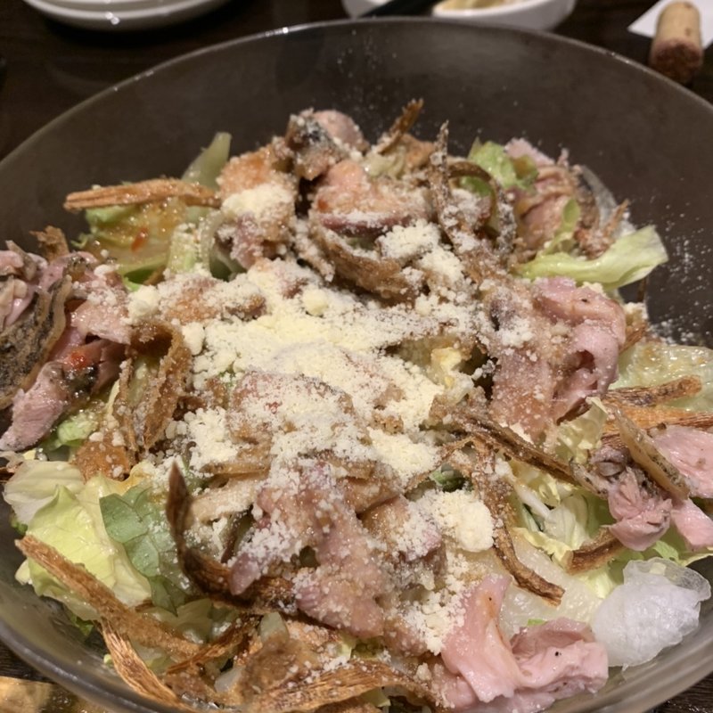 鶏のたたきのシーザーサラダ(スミヤキ エビス)