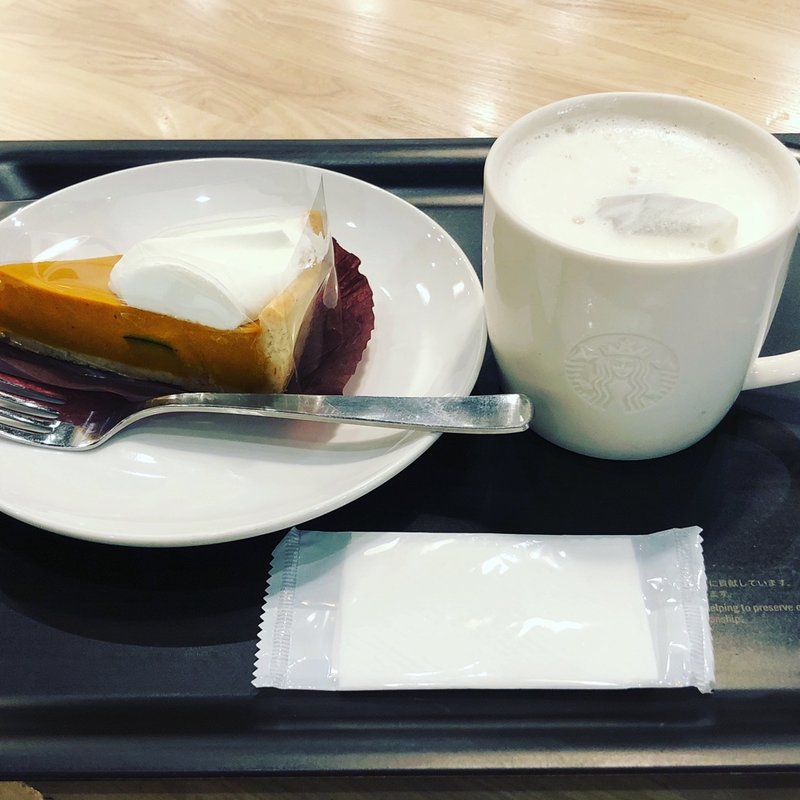 パンプキンパイとほうじ茶ラテ(ソイ)(スターバックスコーヒー 小田急町田駅店)