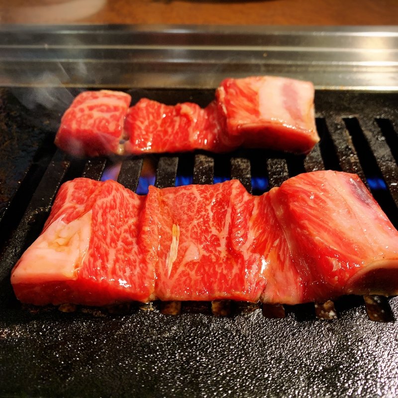 国産牛骨付きカルビ(焼肉 白雲台 鶴橋駅前店 （ハクウンダイ）)