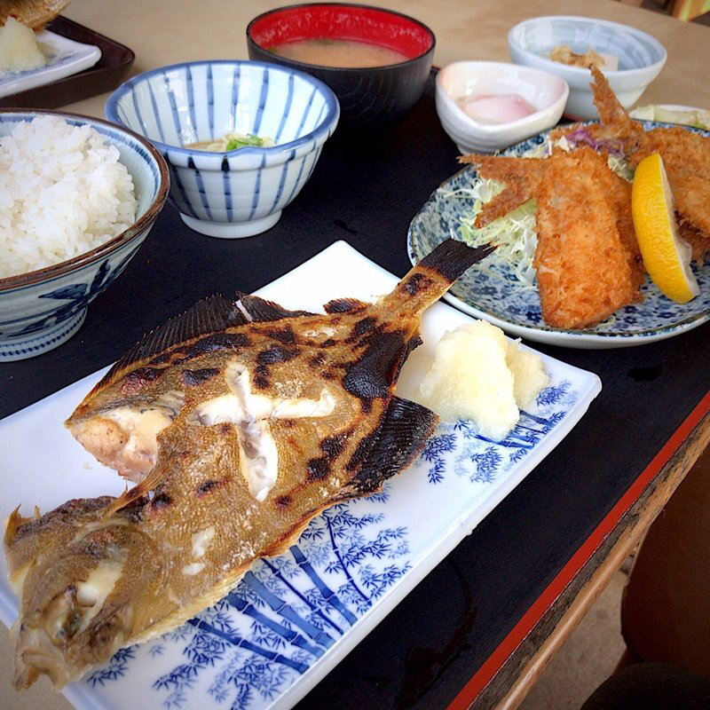 Cセット定食(焼ガレイ、アジフライ)(ドライブインサザエ )