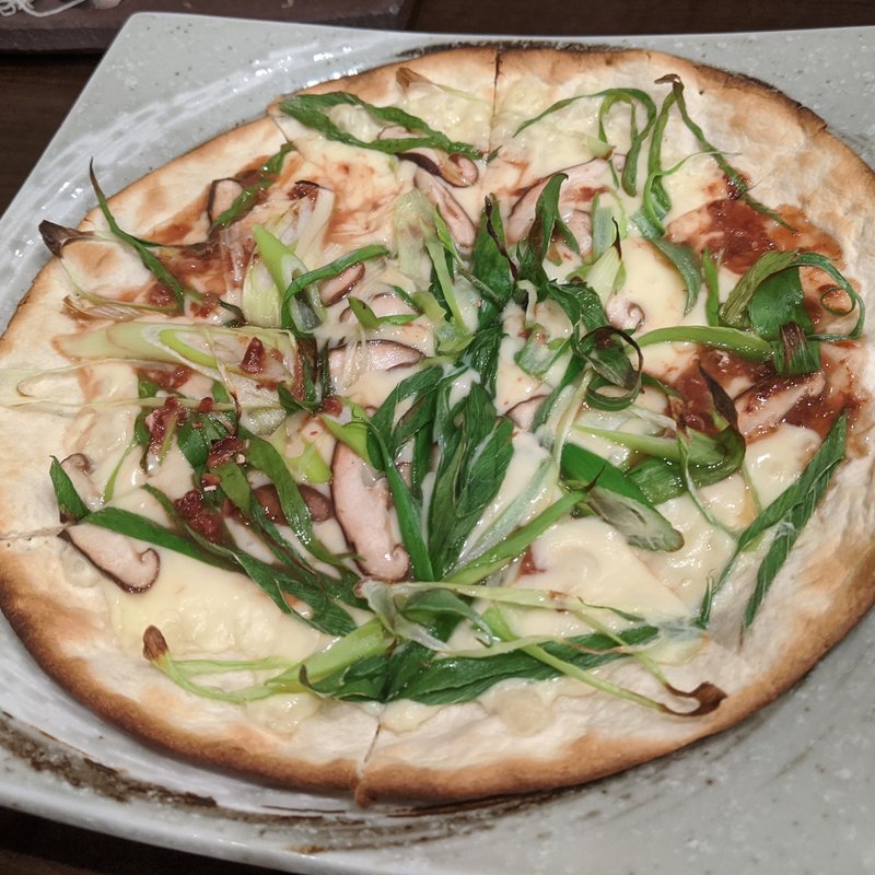九条ねぎと酒盗のピザ(酒と料理 戸塚駅横研究所)