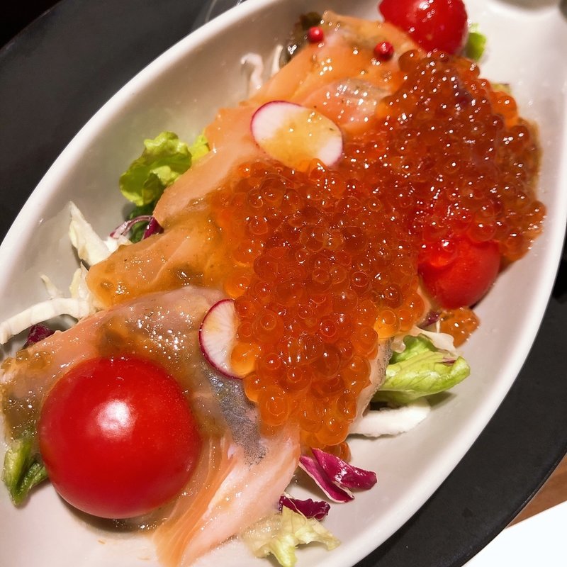 バルタン星人の「赤色凍結光線カルパッチョ」～サーモン＆いくら～(怪獣酒場 新橋蒸溜所)